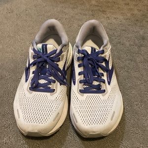 Womens Brooks running shoes sz 9 wide